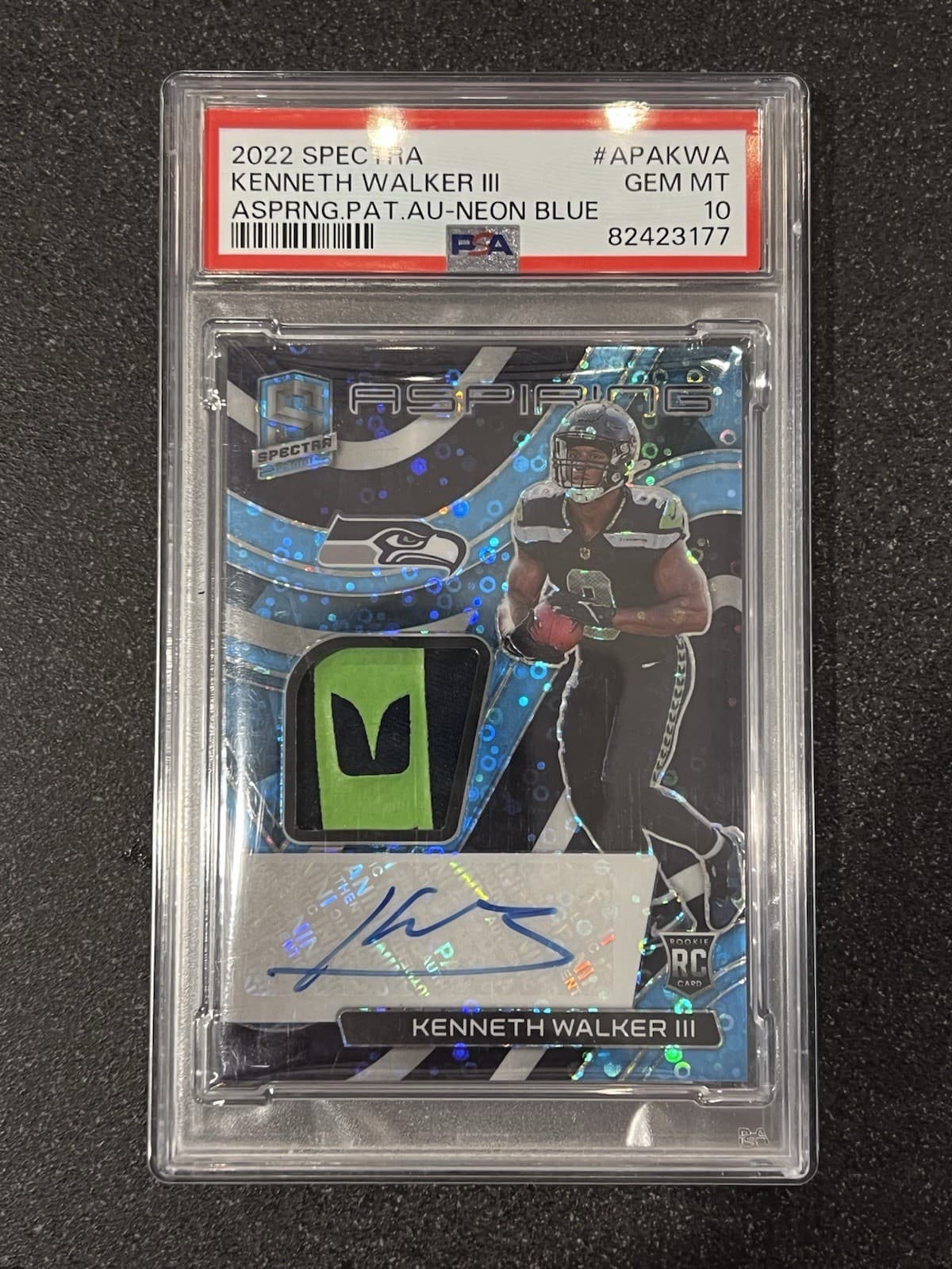 Kenneth Walker III Panini Spectra Aspiring Patch Autographs #APAKWA Neon Blue